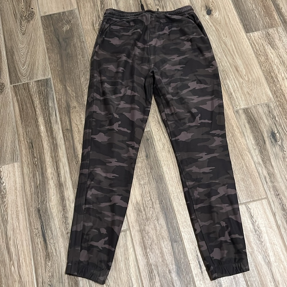 Athleta - Womens Farallon jogger - Camo color - Size 4 Tall - Picture 4 of 7